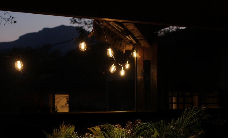 Guirlande solaire de 10 grandes ampoules vue de nuit en extérieur